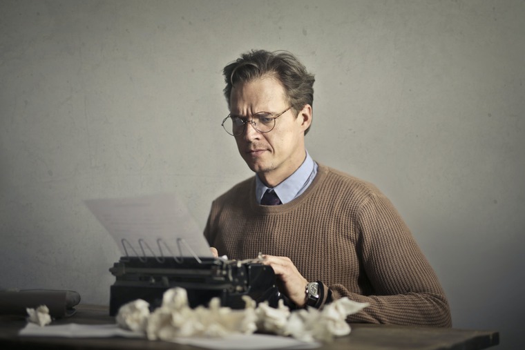 photographie d'un crivain qui rdige sur une machine  crire