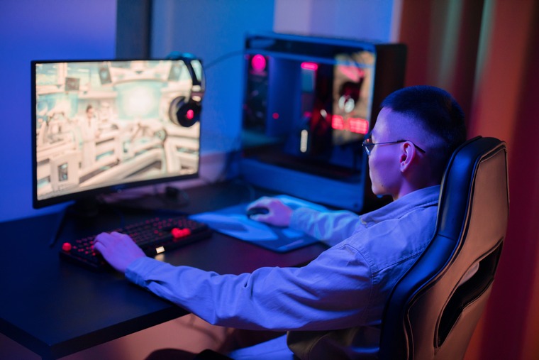 Photographie d'un homme devant un jeu vido