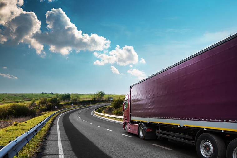 Photographie d'un camion poids lourd qui roule