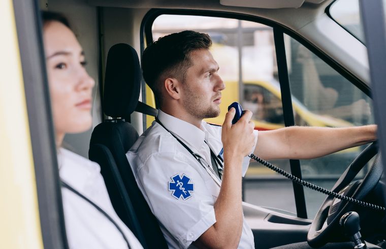 Photographie d'un ambulancier qui conduit