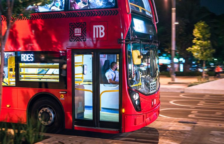 Photographie d'un conducteur de bus