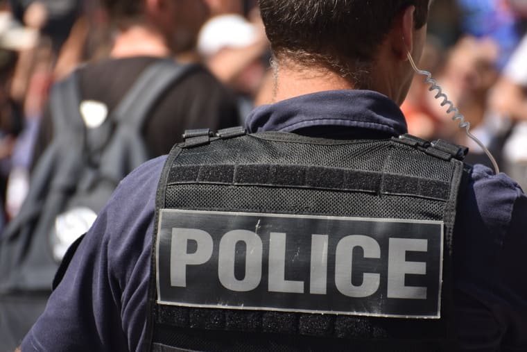 Photographie d'un policier de dos