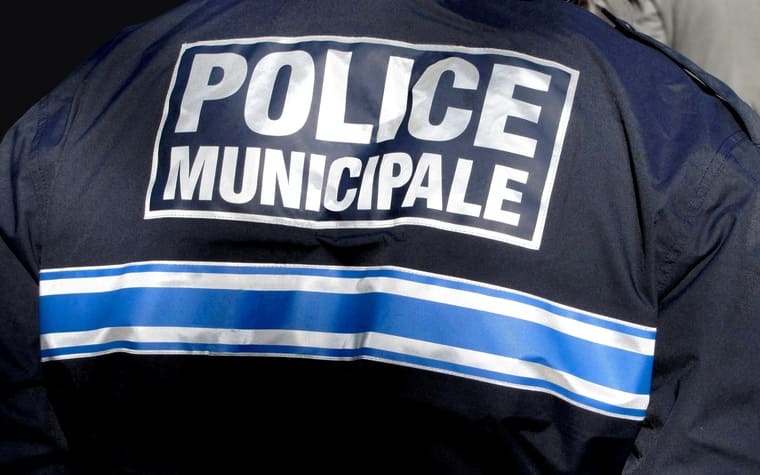 Photographie d'un policier municipale en uniforme de dos