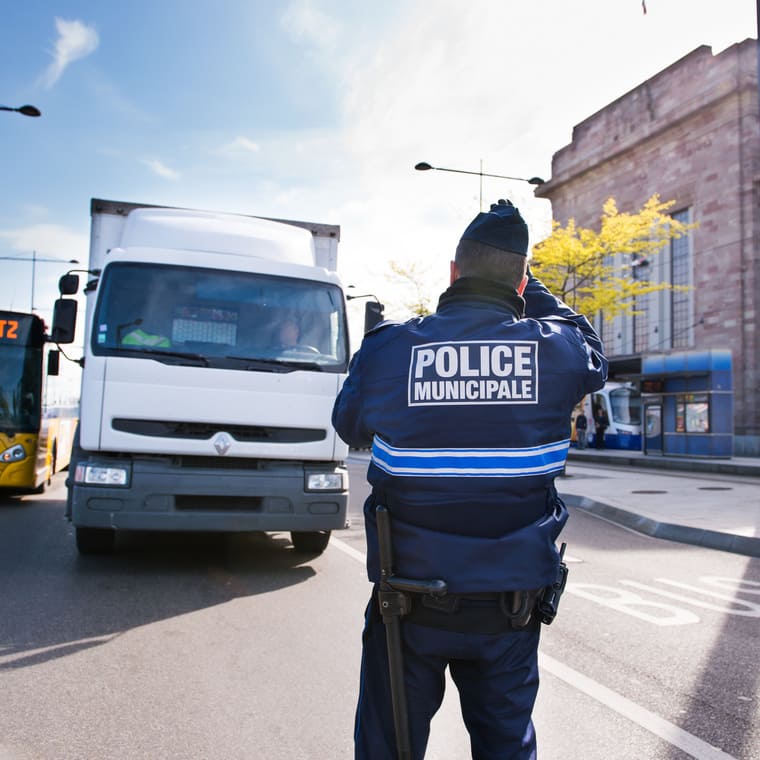 Photographie d'un policier municipale qui travaille