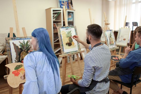 Etudiants travaillant dans un atelier d'art plastique lors d'une s�ance de dessin