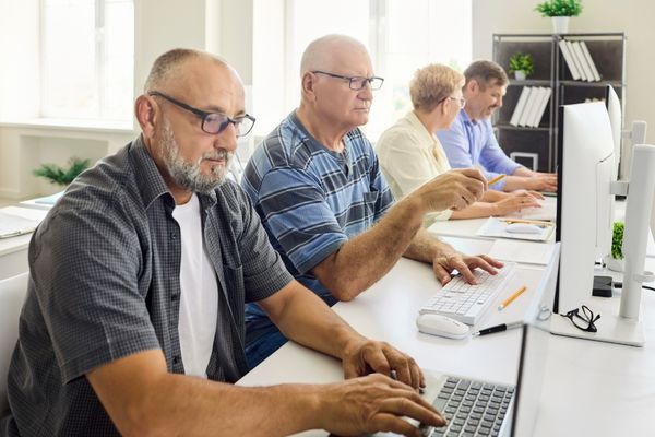 Plusieurs adultes en reconversion professionnelle