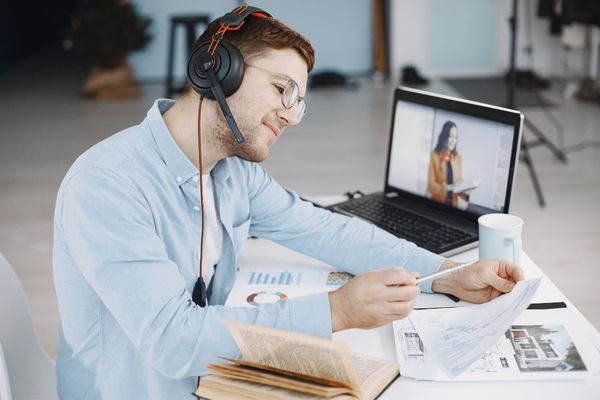 Personne suivant une formation en ligne